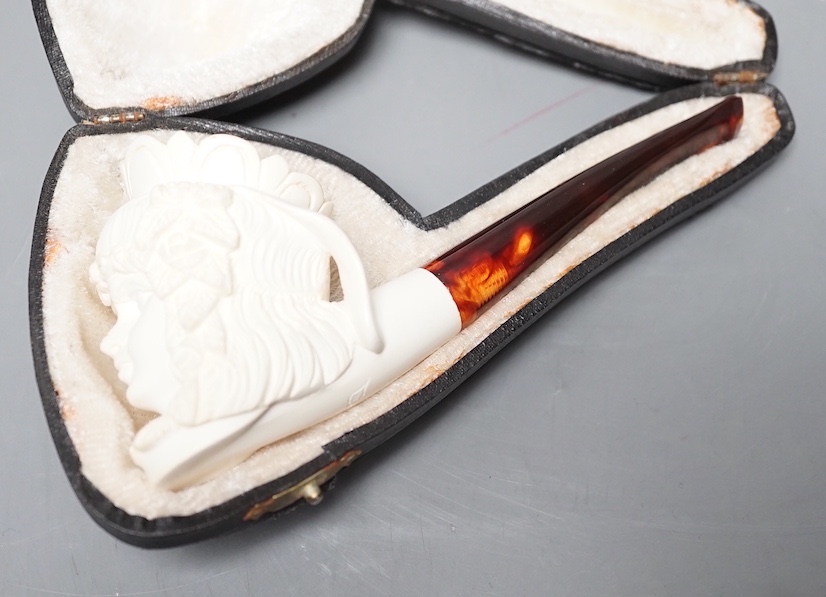 A cased carved Meerschaum pipe 15cm